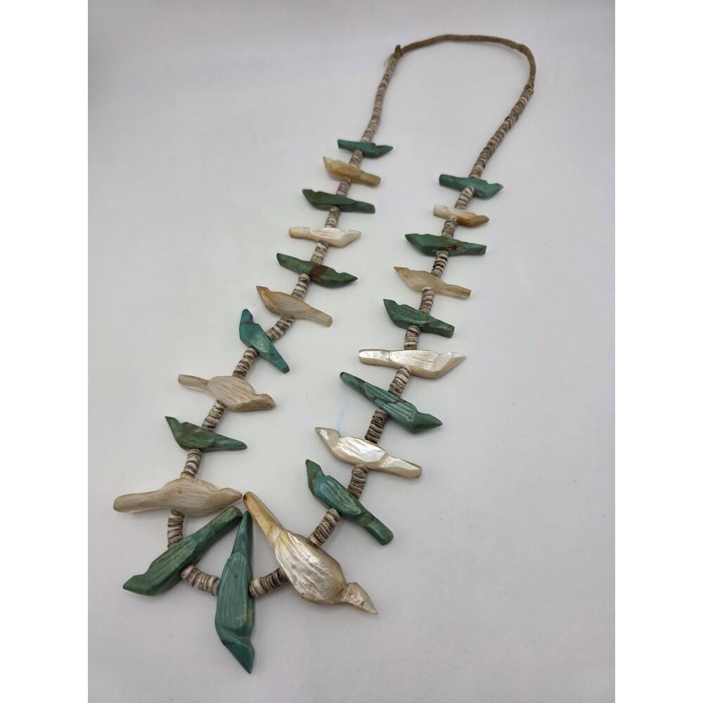 VINTAGE NATIVE AMERICAN TURQUOISE MOTHER OF PEARL SHELL HEISHI CARVED NECKLACE